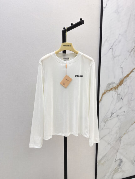 MiuMiu's latest classic crew-neck basic velvet top for early autumn
