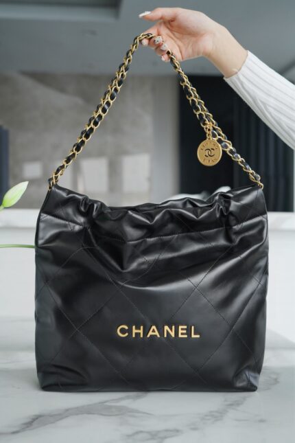 𝗖𝗛𝗔𝗡𝗘𝗟 Handbag Remnant Leather Black Gold